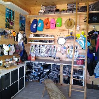 Magasin de sports nautiques à Bormes les mimosas, matériel de snorkeling et divers autres produits autour de l'été!